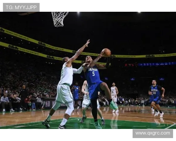 塔图姆神勇追防封盖波尔津吉斯精彩空中接力展现默契配合